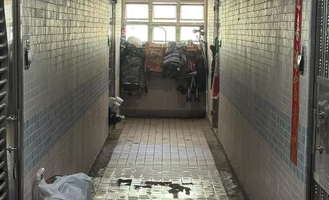 有網民分享同類型相片，「呢條巷勁啲！ （看牆磚顏色是同一屋苑）」