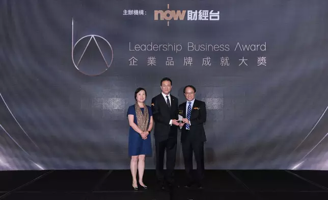 房協於Now財經台主辦的「企業品牌成就大獎」榮獲「優越工程項目管理大獎」，房協總監(項目策劃及管理)張冠華(中)及企業傳訊總監梁綺蓮(左)代表領獎。