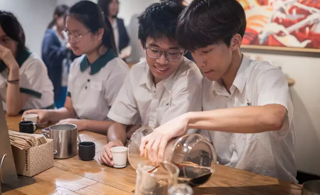 學生學習咖啡拉花