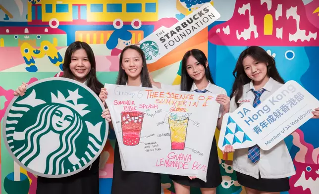 同學可於星巴克社區共融分店親身體驗咖啡師和不同工作崗位，包括手沖咖啡、咖啡拉花、烘焙包點等。 是次於活動獲獎的學生團隊來自大光德萃書院，中五同學周卓思 (右二) 分享：「很高興活動讓我有機會發揮創意！」