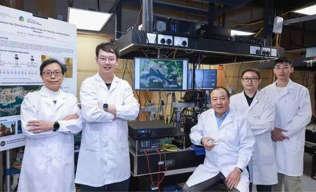劉愛群教授(中)以及其研究團隊在理大量子技術研究院。