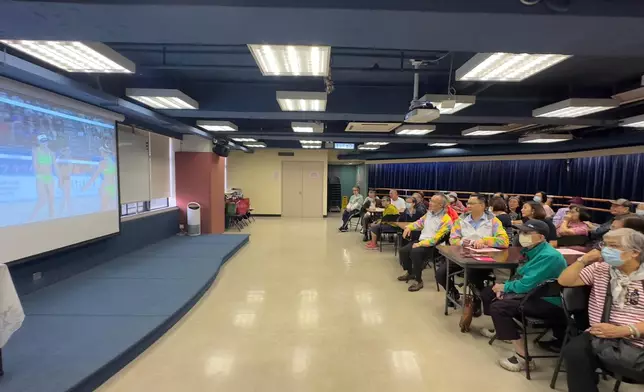 港燈客戶服務科總經理梁偉堅和輸配電科總經理楊廣通聯同聖雅各福群會代表與長者一同觀賞賽事，共享國家體育盛事的喜悅。