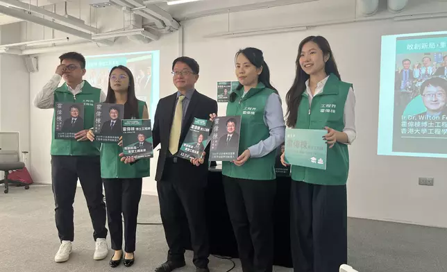 霍偉棟展示其政綱。巴士的報記者攝