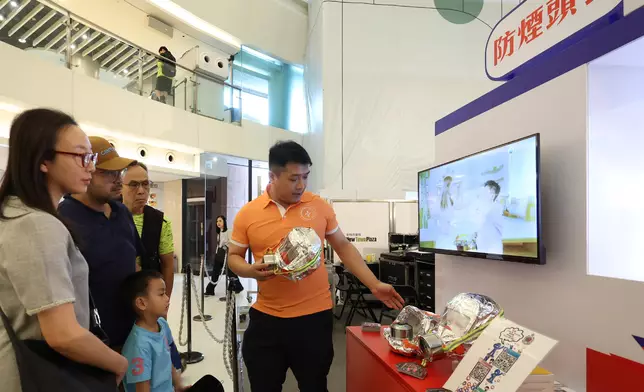 市民學習使用防煙頭套。 政府新聞處圖片