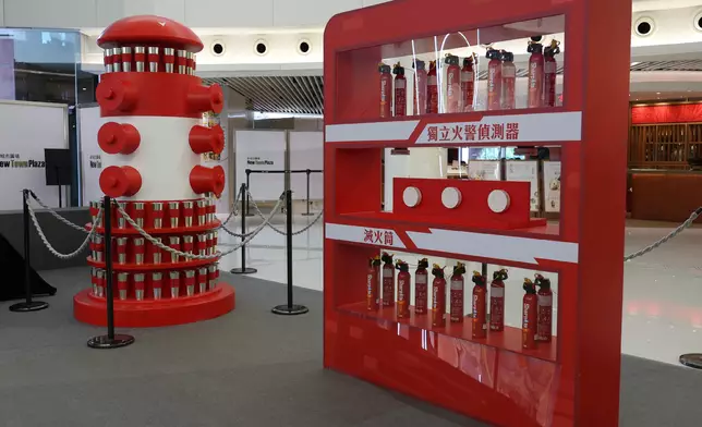 獨立火警偵測器和滅火筒展示區。 政府新聞處圖片