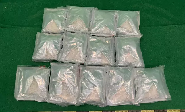 香港海關於機場偵破入境旅客販毒案件。政府新聞處圖片