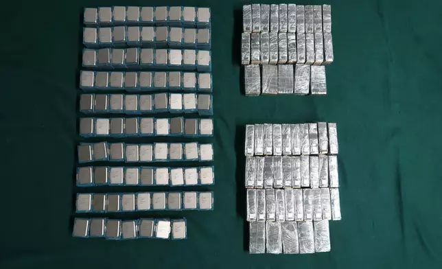 在第一輛私家車車底暗格中檢獲的懷疑走私中央處理器及懷疑走私固態硬碟。 政府新聞處圖片