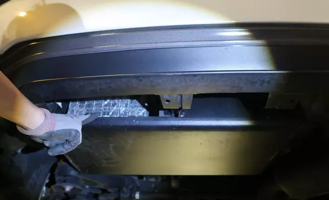 第一輛私家車車底暗格中檢獲的懷疑走私中央處理器及懷疑走私固態硬碟。 政府新聞處圖片