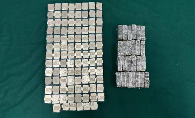 在第二輛私家車中央控制台的暗格中檢獲的懷疑走私中央處理器及懷疑走私固態硬碟。 政府新聞處圖片