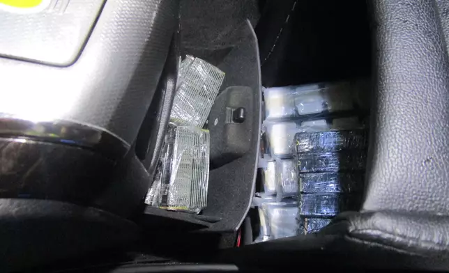 在第二輛私家車中央控制台的暗格中檢獲的懷疑走私中央處理器及懷疑走私固態硬碟。政府新聞處圖片