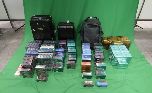 四名入境男旅客管有和處理未完稅香煙以及進口另類吸煙產品罪成判囚。政府新聞處圖片
