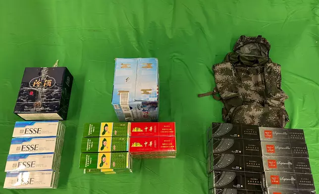 四名入境男旅客管有和處理未完稅香煙以及進口另類吸煙產品罪成判囚。政府新聞處圖片