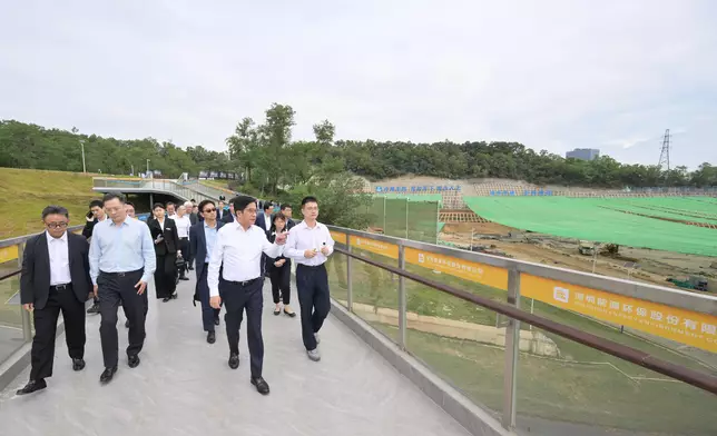 黃偉綸（右二）與特區政府代表團到訪羅湖區玉龍填埋場環境修復工程項目，了解深圳在民生保障和生態治理方面的工作和成果。政府新聞處圖片