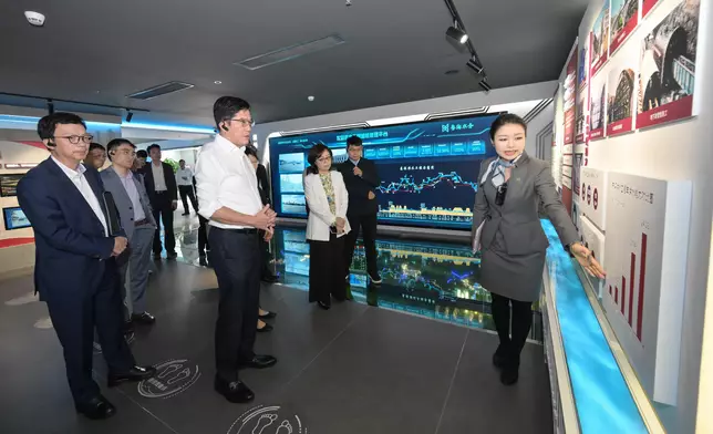 黃偉綸（左二）與特區政府代表團參觀粵海水務展覽館，回顧東江水供港六十年的歷史和發展。旁為發展局局長甯漢豪（右二）和運輸及物流局副局長廖振新（左一）。政府新聞處圖片