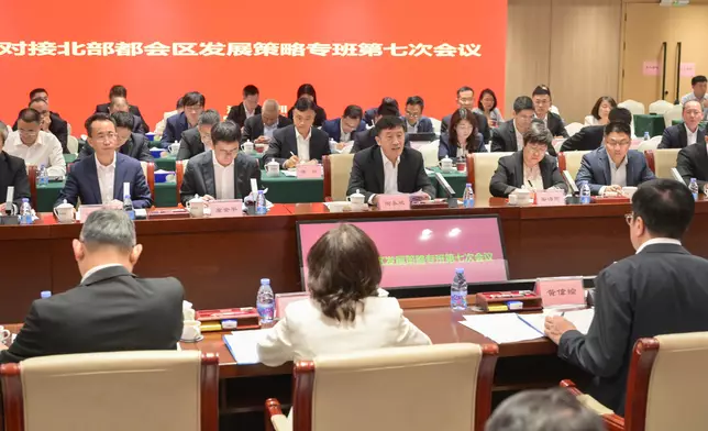 深圳市常務副市長陶永欣（前排中）率領的深圳市政府代表團，出席「對接北部都會區發展策略專班」會議。 政府新聞處圖片