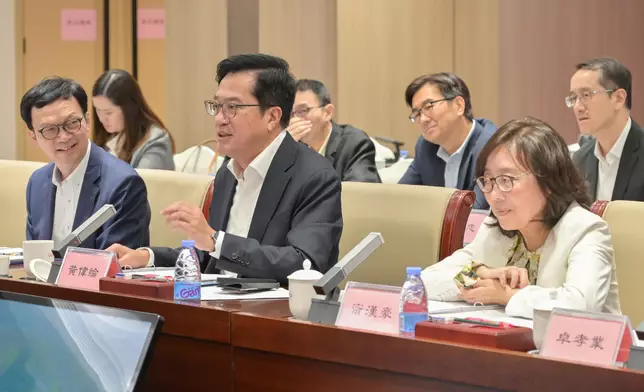黃偉綸（中）在會議上作開場發言。旁為發展局局長甯漢豪（右）和運輸及物流局副局長廖振新（左）。政府新聞處圖片