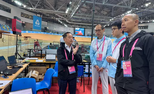 黃志光（左一）到香港單車館視察場地自行車比賽終點處，了解各項設備的運作效能。政府新聞處圖片