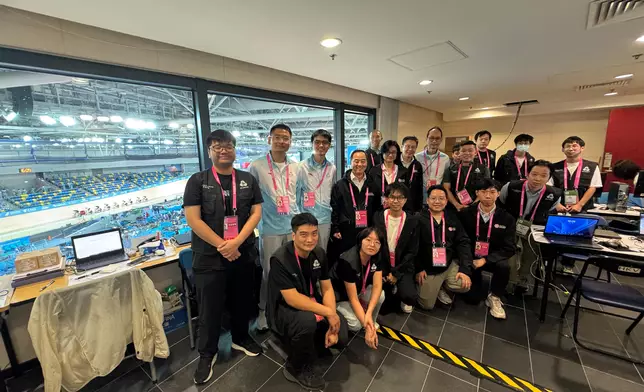 黃志光（後排左四）到香港單車館探訪數字政策辦公室駐場工作人員並與前線員工交流。政府新聞處圖片