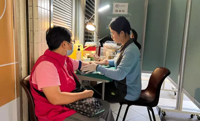 衞生署衞生防護中心繼續透過設於筲箕灣興東商場二樓的醫護站，為出現輕微病徵的市民進行抽血檢查。 政府新聞處圖片