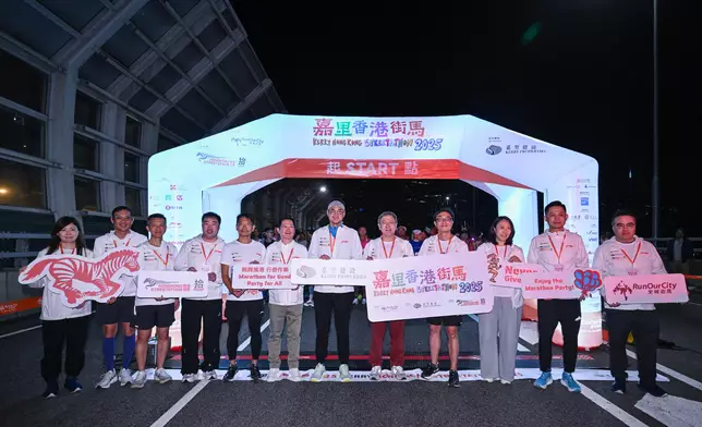 政務司副司長卓永興出席「嘉里香港街馬2025」全馬賽事起步禮。政府新聞處圖片