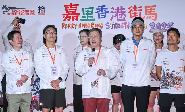 政務司副司長卓永興出席「嘉里香港街馬2025」全馬賽事起步禮致辭。政府新聞處圖片