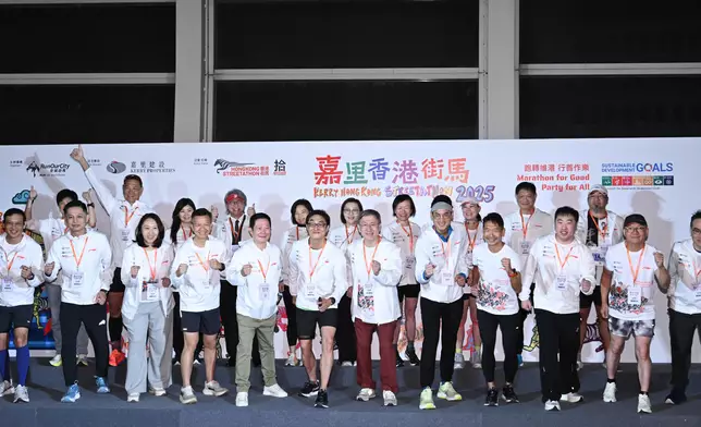 政務司副司長卓永興出席「嘉里香港街馬2025」全馬賽事起步禮致辭。政府新聞處圖片