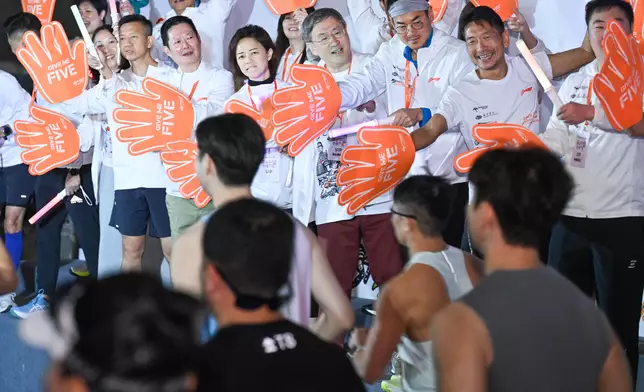 政務司副司長卓永興出席「嘉里香港街馬2025」全馬賽事起步。政府新聞處圖片