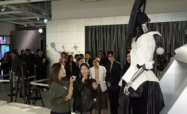 文體旅局局長羅淑佩（前排左一）觀賞時裝作品。政府新聞處圖片