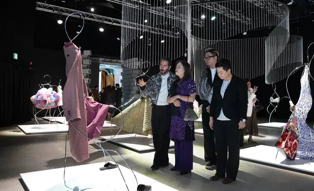 文體旅局局長羅淑佩（左二）觀賞時裝作品。 政府新聞處圖片