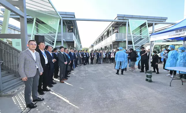 中心人員利用流動裝置及電子平台為接觸者進行登記。衞生署署長林文健（左一）、中心總監徐樂堅（左四），以及國家衞健委、國家疾控局、相關內地省市、澳門特區和新加坡衞生部門的專家在旁視察。政府新聞處圖片