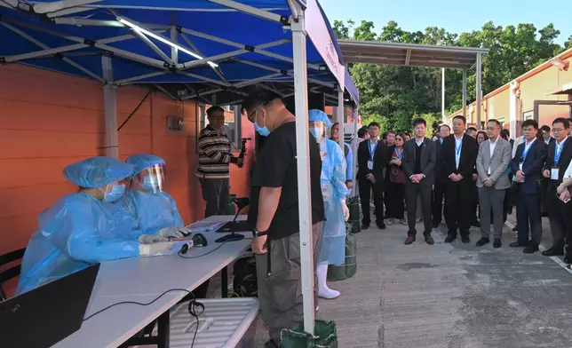 民眾安全服務隊人員為密切接觸者登記入住檢疫設施。政府新聞處圖片