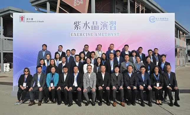 衞生署署長林文健（第一排左六）、中心總監徐樂堅（第一排右五）、國家衞健委醫療應急司副司長高新強（第一排右六）及其他觀察員合照。 政府新聞處圖片