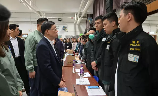 李家超（前排左二）視察中心內的跨部門援助站。 政府新聞處圖片