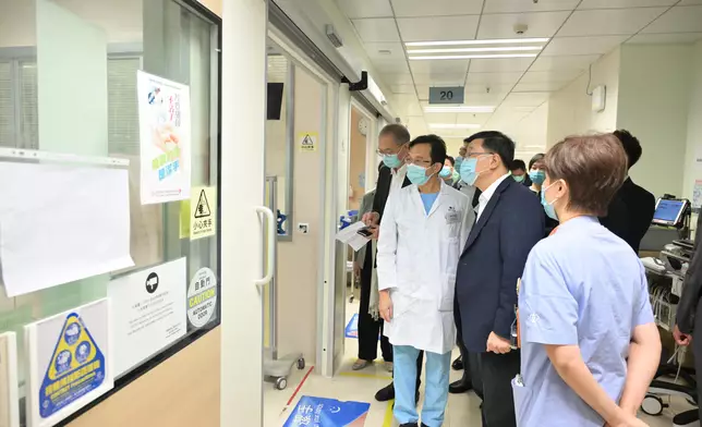 李家超前往威爾斯親王醫院探望​大埔宏福苑五級火警傷者。政府新聞處圖片