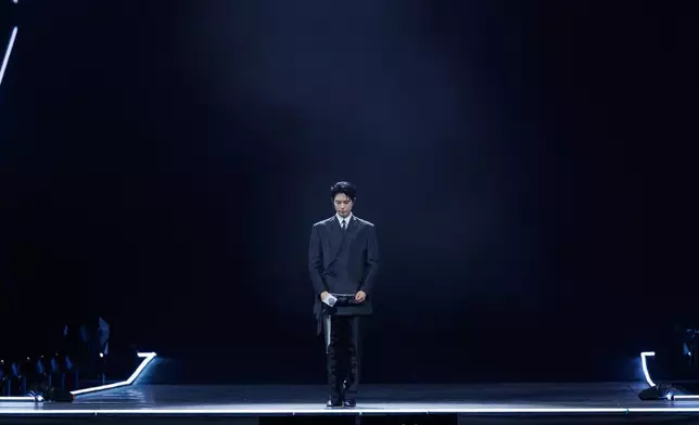 主持朴寶劍帶領現場觀眾一同默哀。CJ ENM提供圖片