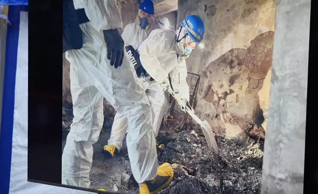 大埔宏福苑五級火，DVIU進入火災現場搜索。警方圖片