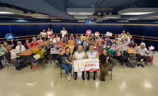 港燈客戶服務科總經理梁偉堅和輸配電科總經理楊廣通聯同聖雅各福群會代表與長者一同觀賞賽事，共享國家體育盛事的喜悅。