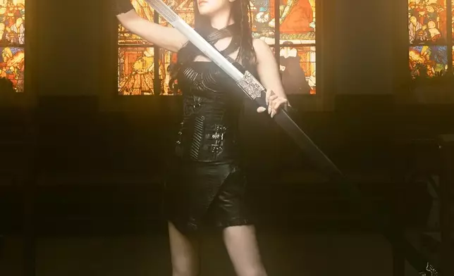 馮盈盈萬聖節化身型爆女戰士！