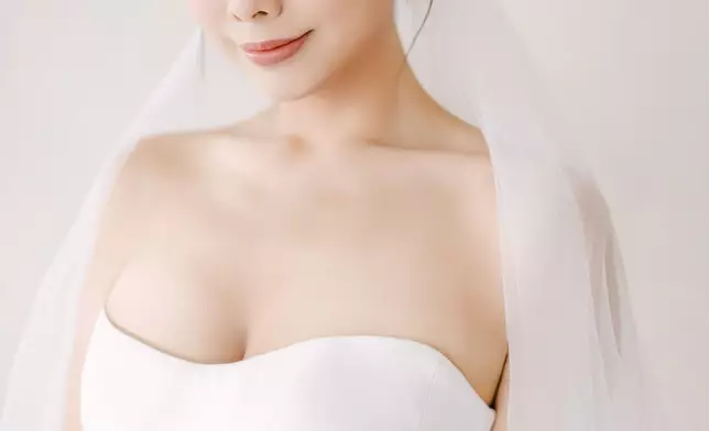 近日再晒出一輯唯美婚紗照。