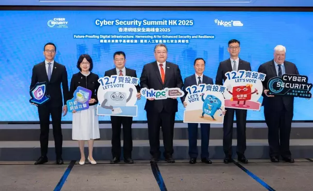 「香港網絡安全高峰會 2025」隆重開幕，主禮嘉賓共同見證這一重要時刻，展現各界攜手推動數字安全發展的協作精神。左起:香港警務處網絡安全及科技罪案調查科總警司林焯豪;個人資料私隱專員鍾麗玲，SBS;中央政府駐港聯絡辦信息中心周五湖二級巡視員;生產力局副主席于健安，BBS，JP;香港特別行政區政府數字政策專員黃志光;香港特別行政區政府保安局助理總監（關鍵基礎設施）陳永安;「香港網絡安全高峰會 2025」籌委會主席莊士敦