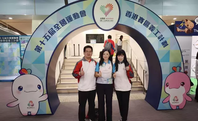 港燈客戶服務科總經理梁偉堅（相片2a左二）和輸配電科總經理楊廣通（相片2a右二）聯同聖雅各福群會代表與長者一同觀賞賽事，共享國家體育盛事的喜悅。