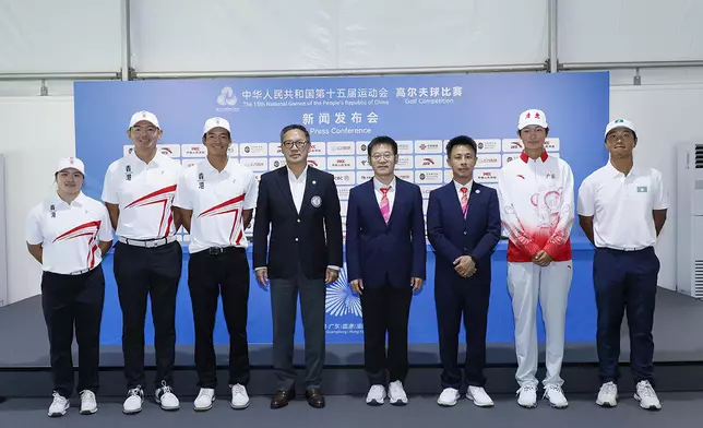 香港隊球員韓紫琳、黑純一、許龍一（左一 至三）、廣東隊球員許贏 （右二）、澳門隊球員史毅 （右一）與中高協韋慶峰 （右四）、香港高協賴以尊 （左四）和賽事裁判袁軒雲 （右三）合照。