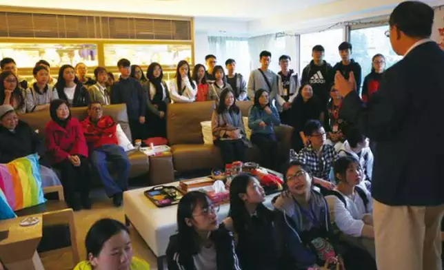 每年北川學子訪港團，都會到北川基金創辦人金文泰校友石中英家中作客。石中英供相