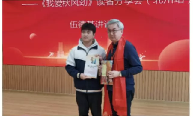 曾在學友社「五四文藝匯演」(1976)親身觀賞百人朗誦《大橋抒懷》的學友社名譽社長，現任香港中華文化聯合發展會主席的伍德基校長，與朗誦《大橋抒懷》的北川學生合照。(2025)楊向杰供相