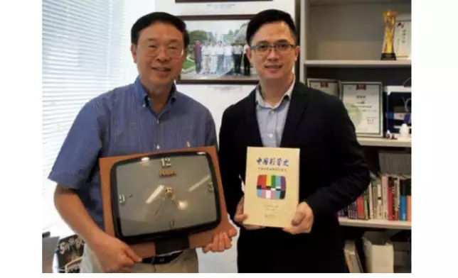 美國RCA送贈彩管鐘以慶祝香港新駿在中國銷售第一個100萬隻彩管(1996)。由楊向杰(左)主編，陳偉中博士(右)編著的《中國彩管史》亦在北京首發，全國發行(2019)。楊向杰供相