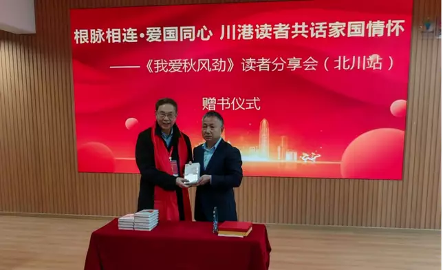 楊向杰(左)與劉亞春(右)在贈書儀式上。楊向杰供相