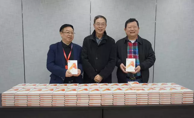 長虹原董事長郭德軒(右)和現任總裁郭龍(左)接受楊向杰(石中英)贈《我愛秋風勁》予長虹的青年工人。楊向杰供相