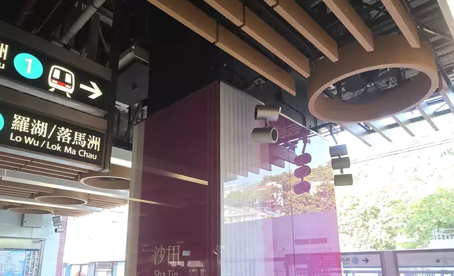 提升隔板式天花及設置玻璃柱。