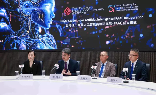 PAAI執行院長楊紅霞、理大高級副校長（研究及創新）趙汝恒、PAAI院長楊強、理大醫療科技及資訊學系主任蔡璟。左起