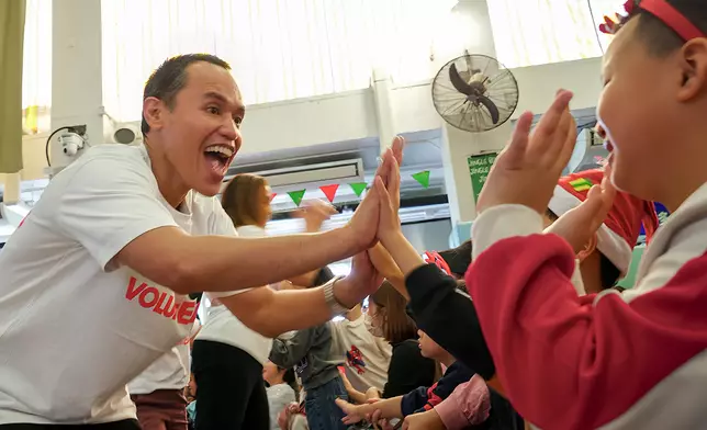 香港迪士尼義工隊亦特別走訪沙田公立學校，為250名學生帶來節日歡樂。以互動遊戲與表演，為同學留下溫馨節日回憶。